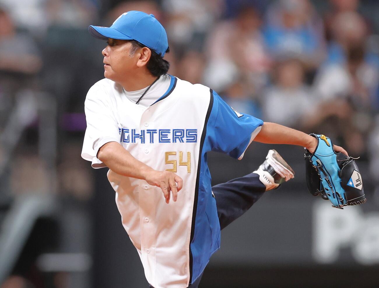日本ハム対ロッテ　ファーストピッチセレモニーで投球する前田耕陽（撮影・黒川智章）