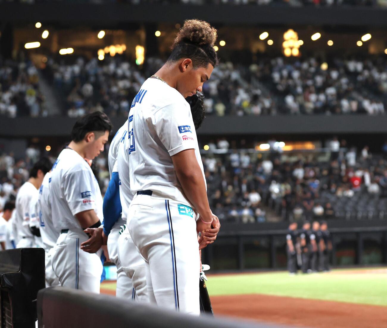 日本ハム対ロッテ　亡くなった張本勲さんをしのび黙とうする日本ハムナイン（撮影・黒川智章）