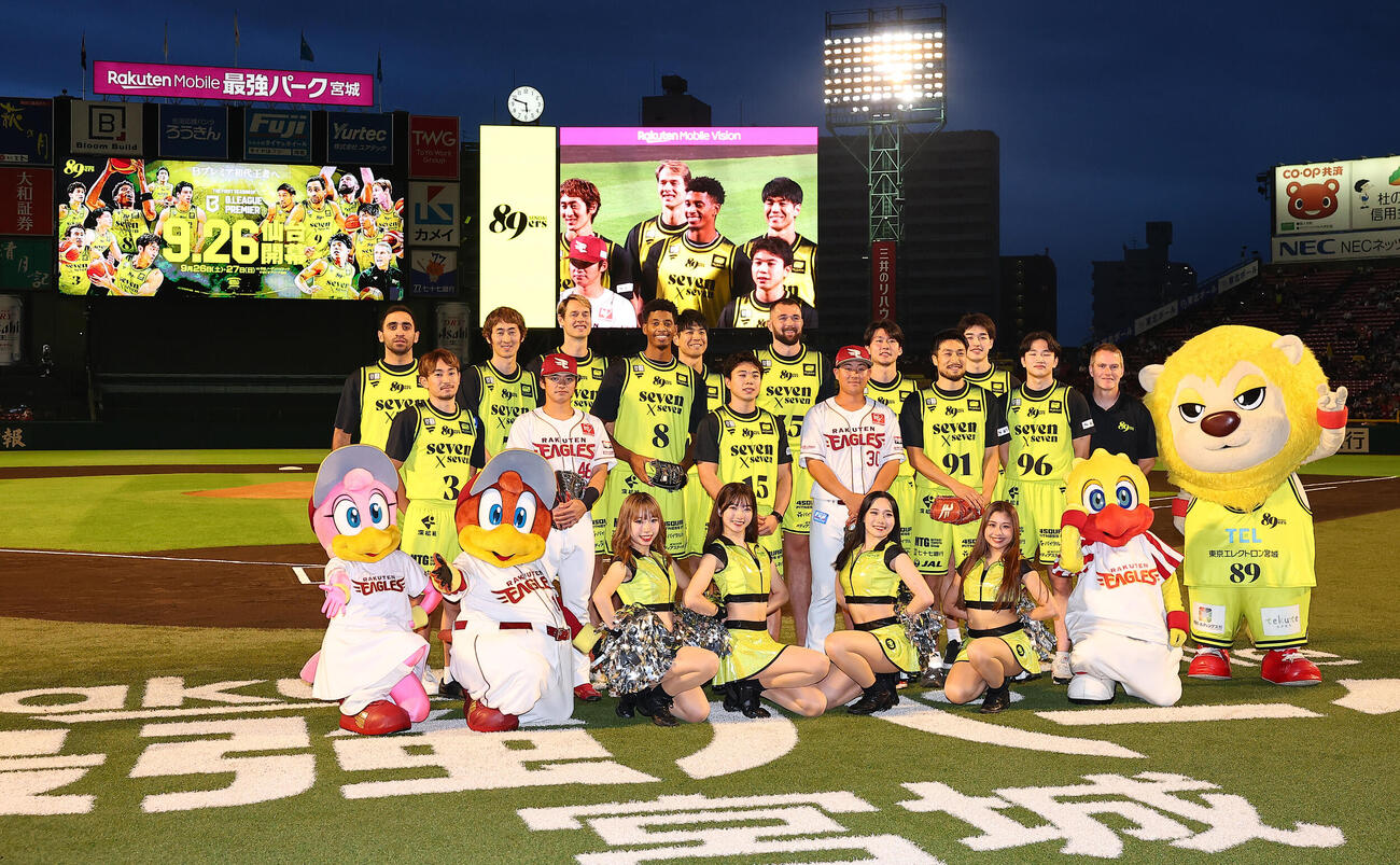 楽天対西武　試合前にBリーグ開幕に向けた壮行会を行った仙台89ERS壮行会の選手たち（撮影・野上伸悟）