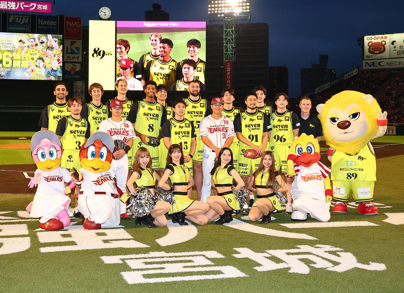 楽天対西武　試合前にBリーグ開幕に向けた壮行会を行った仙台89ERS壮行会の選手たち（撮影・野上伸悟）