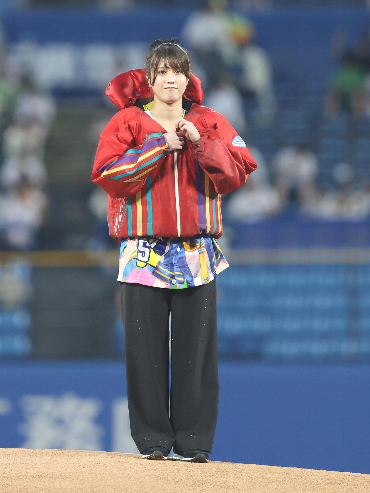 ヤクルト対広島　ファーストピッチセレモニーを務めるボートレーサーの中曽瑠華（撮影・河田真司）