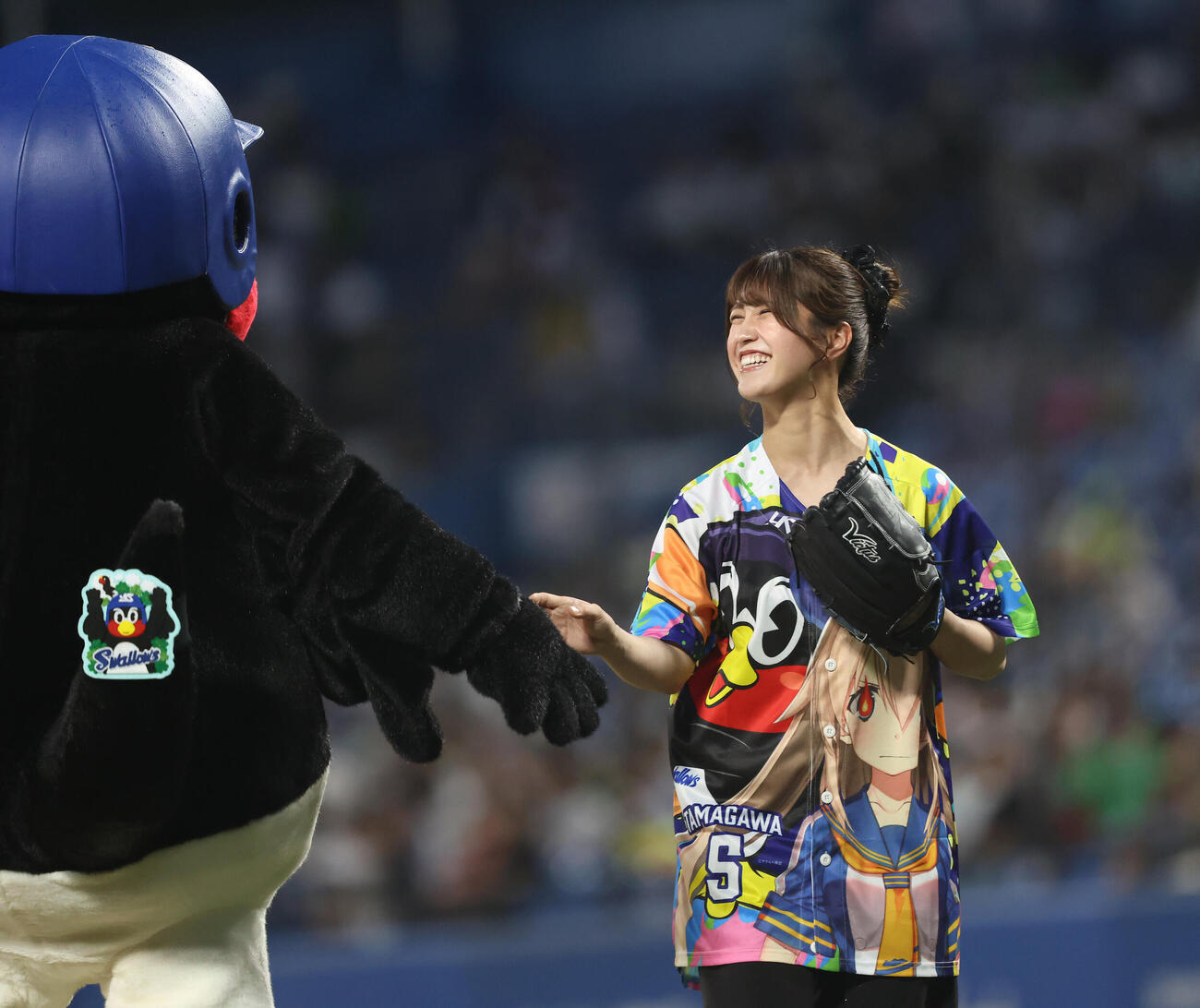 ヤクルト対広島　ファーストピッチセレモニーを務めた中曽瑠華（撮影・河田真司）