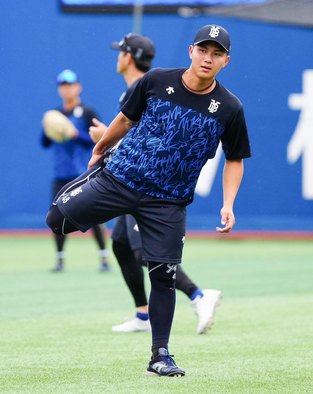 DeNA対巨人　試合前練習で汗を流すDeNA成瀬脩人（撮影・鈴木みどり）