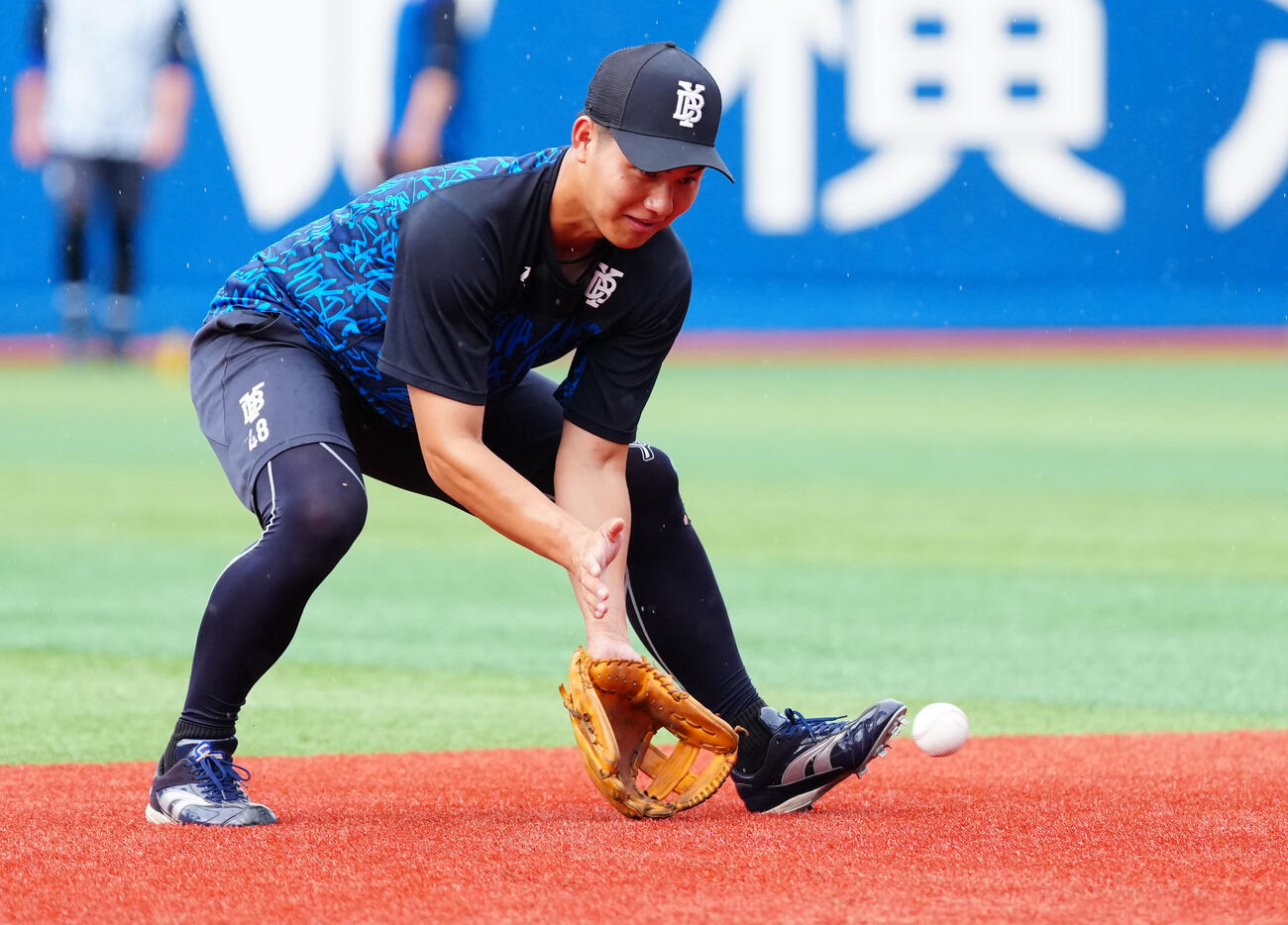 DeNA対巨人　試合前練習で汗を流すDeNA成瀬脩人（撮影・鈴木みどり）