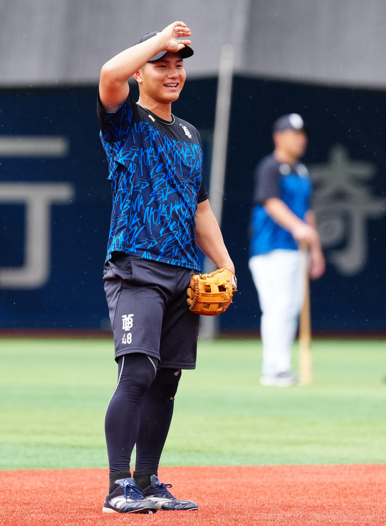 DeNA対巨人　試合前練習で汗を流すDeNA成瀬脩人（撮影・鈴木みどり）