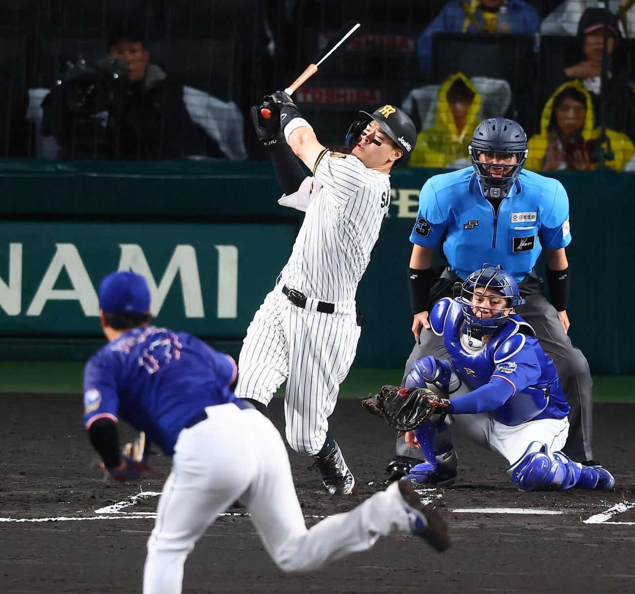 阪神対中日　1回裏阪神2死一塁、佐藤輝明は三振に倒れる。投手柳裕也(撮影・加藤哉）