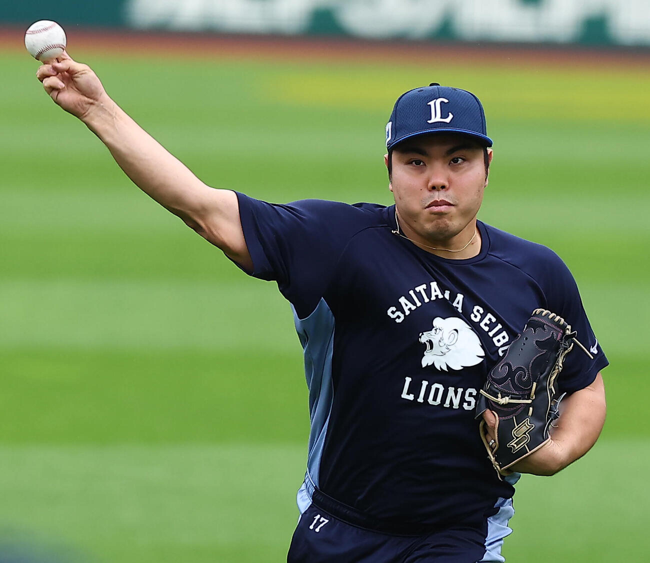 楽天対西武　練習でキャッチボールする西武平良海馬（撮影・野上伸悟）