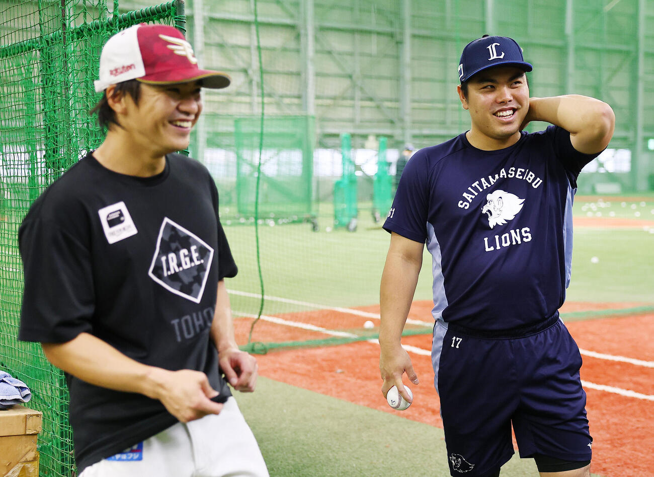 楽天対西武　練習中に談笑する楽天平良竜哉（左）と西武平良海馬（撮影・野上伸悟）