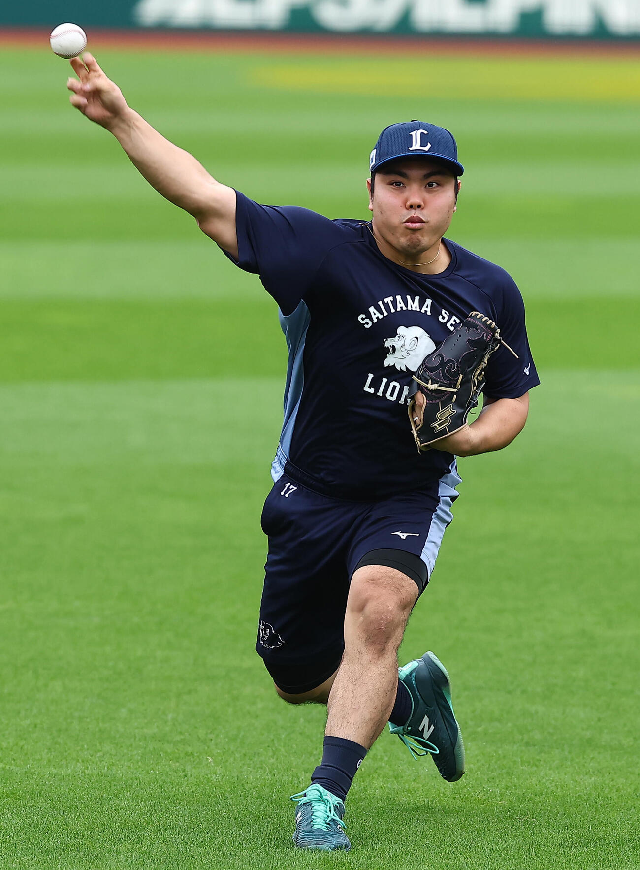 楽天対西武　練習でキャッチボールする西武平良海馬（撮影・野上伸悟）