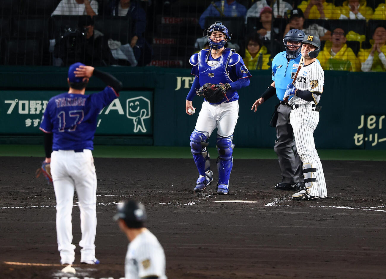 阪神対中日　2回裏阪神1死一、二塁、坂本誠志郎は三振に倒れる。投手柳裕也(撮影・加藤哉）