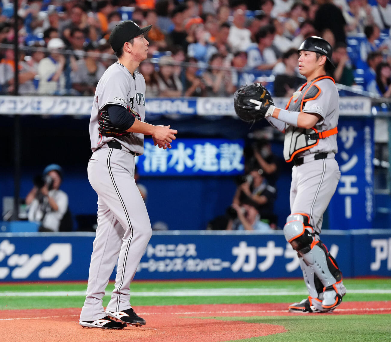 DeNA対巨人　1回裏DeNA2死満塁、林琢真に適時打を浴び、浮かない表情の戸郷翔征。右は大城卓三（撮影・鈴木みどり）