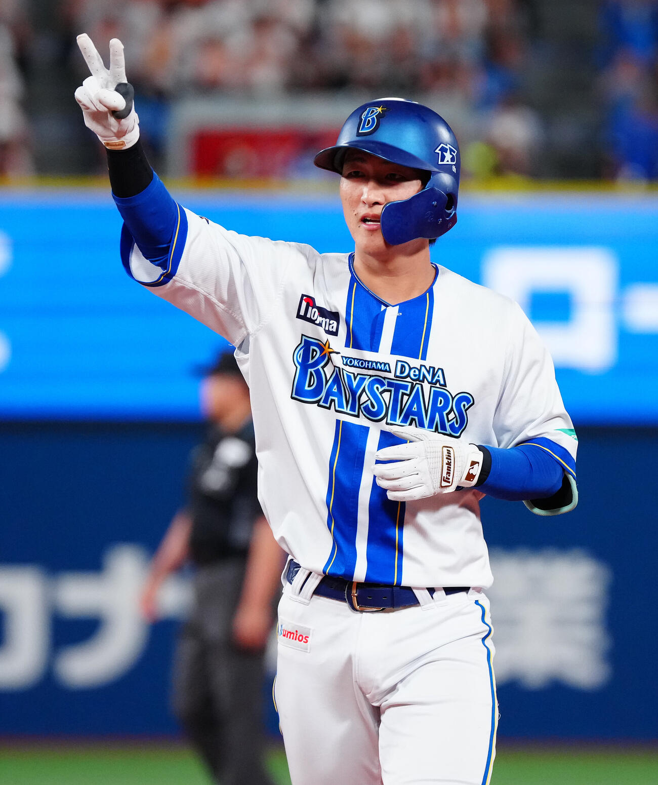 DeNA対巨人　1回裏DeNA2死一、二塁、適時打を放ちポーズを決める古市尊（撮影・鈴木みどり）