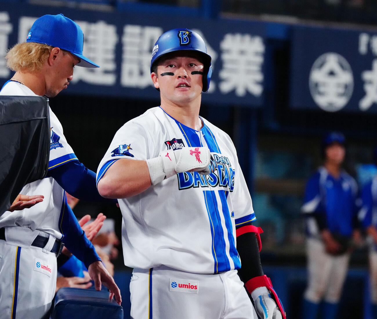 DeNA対巨人　1回裏DeNA1死、ソロ本塁打を放った牧秀悟はデスターシャのポーズをとる（撮影・鈴木みどり）