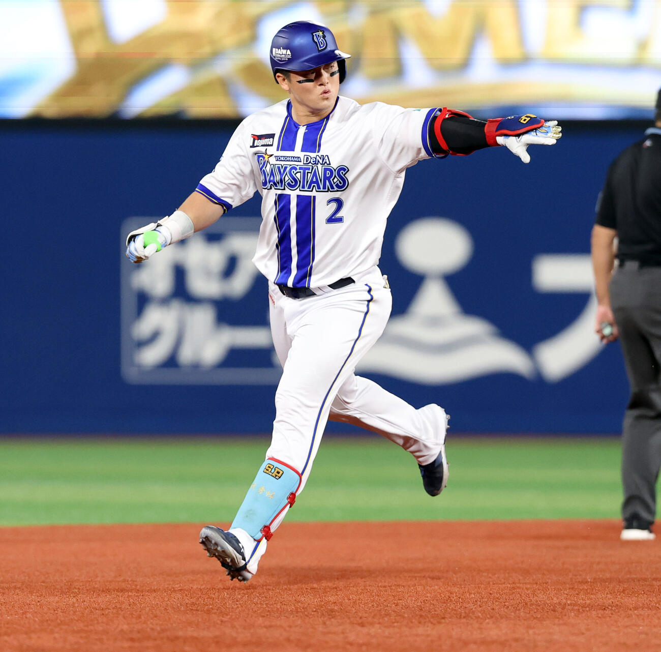 DeNA対巨人　1回裏DeNA1死、牧秀悟は本塁打を放ちポーズをとりながら二塁を回る（撮影・浅見桂子）