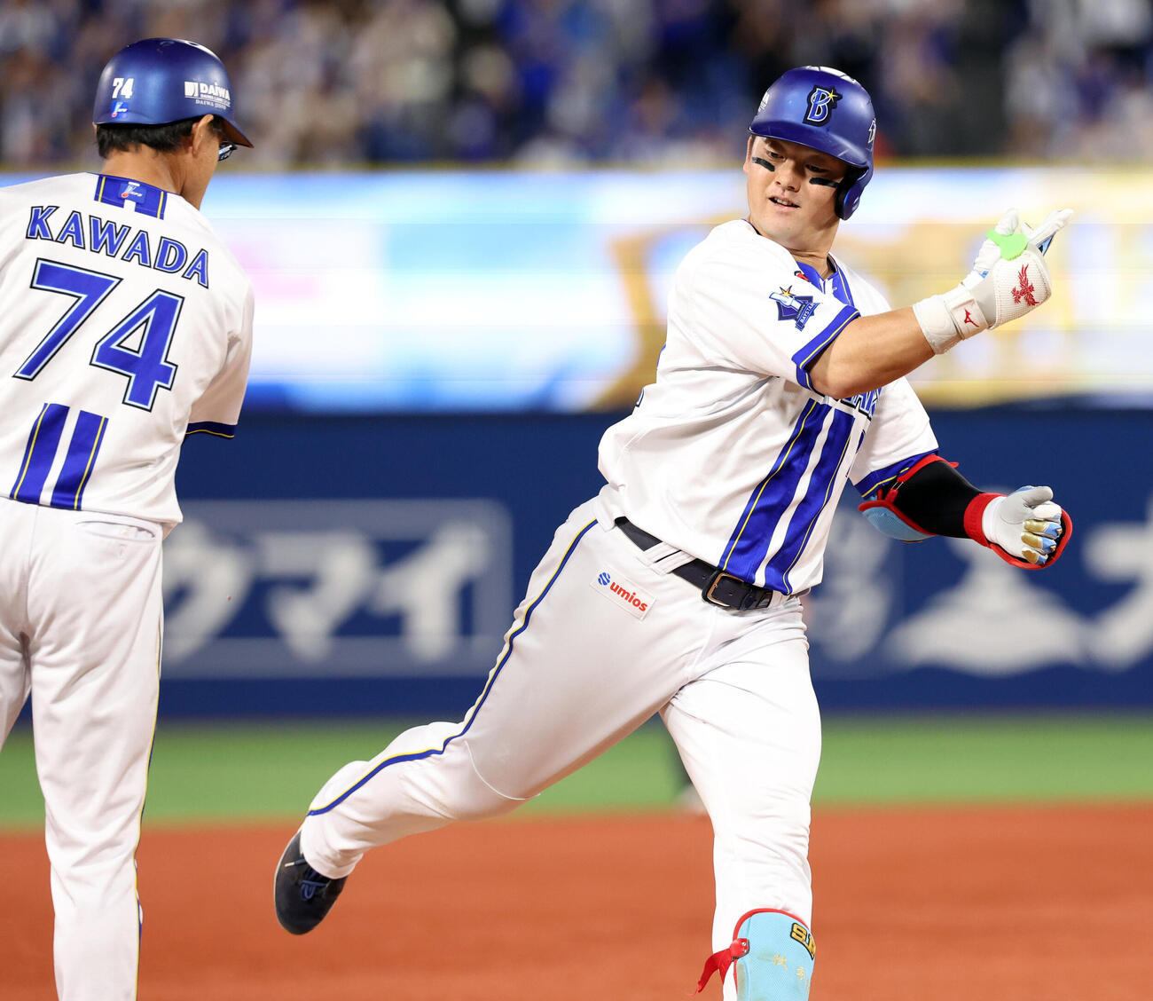 DeNA対巨人　1回裏DeNA1死、牧秀悟はソロ本塁打を放ちおどけたポーズをとりながら三塁を回る（撮影・浅見桂子）