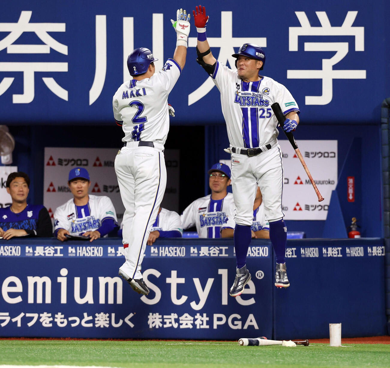 DeNA対巨人　1回裏DeNA1死、牧秀悟（左）はソロ本塁打を放ち筒香嘉智とジャンピングタッチ（撮影・浅見桂子）