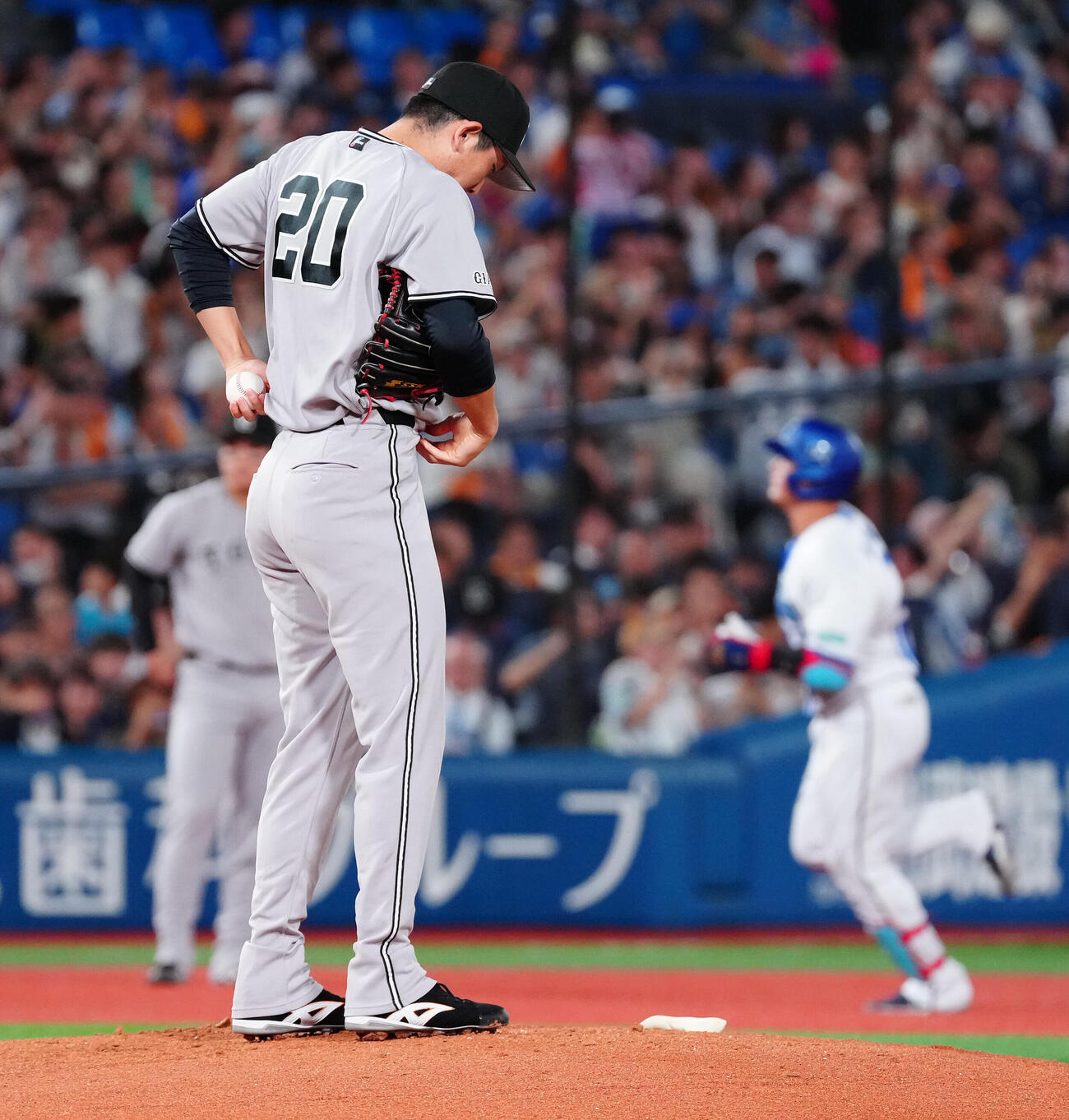DeNA対巨人　1回裏DeNA1死、牧秀悟にソロ本塁打を浴び、うつむく戸郷翔征（撮影・鈴木みどり）