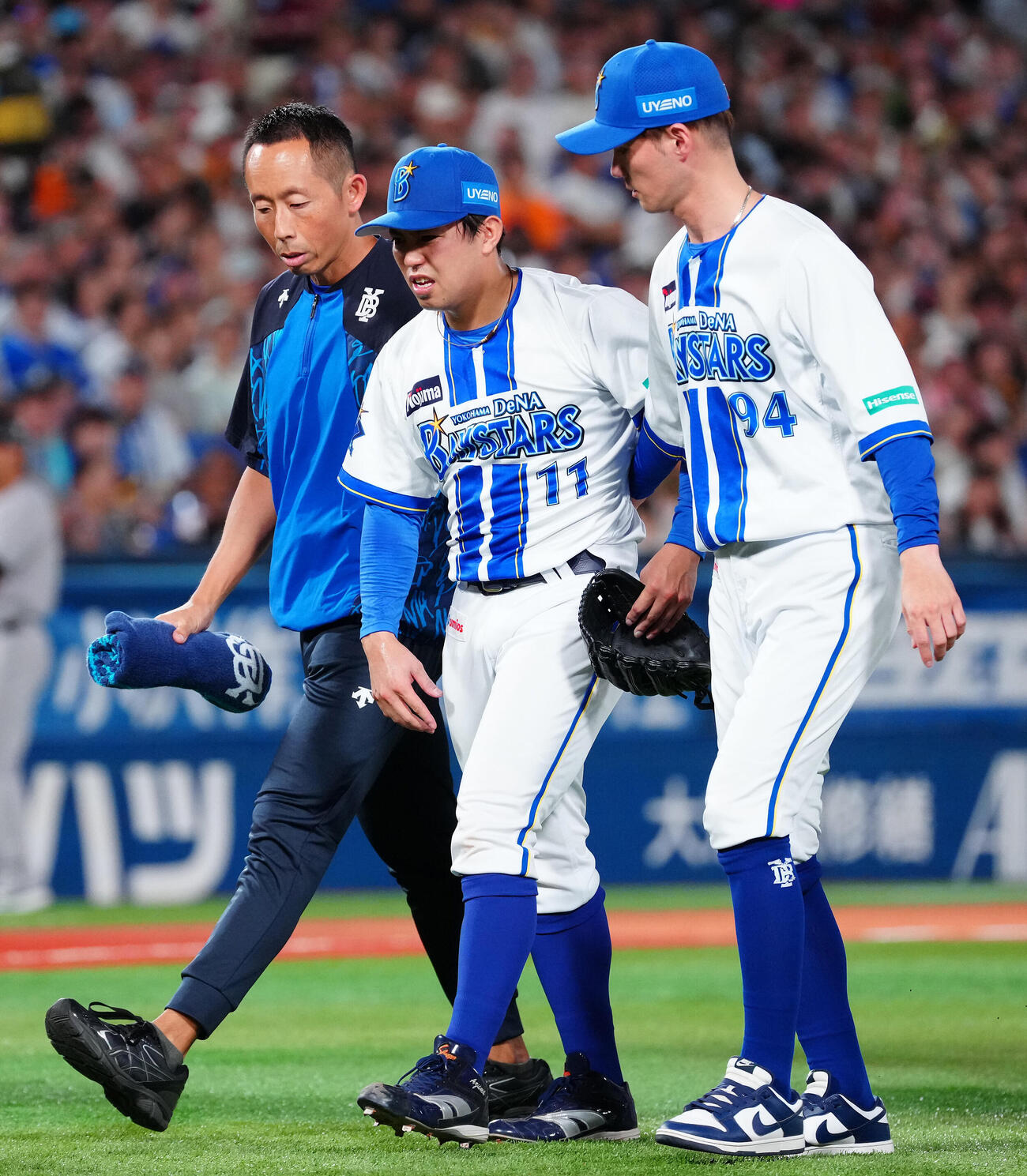 DeNA対巨人　2回表巨人1死、鈴木大和の打球が足に当たり、治療のためベンチへ下がる東克樹（中央）（撮影・鈴木みどり）