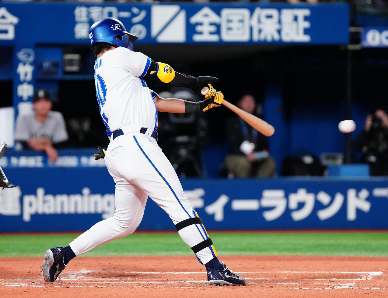 DeNA対巨人　1回裏DeNA2死満塁、適時打を放つ林琢真（撮影・鈴木みどり）