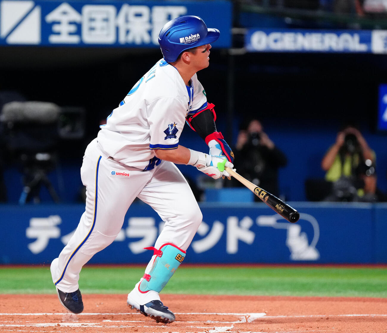 DeNA対巨人　1回裏DeNA1死、ソロ本塁打を放つ牧秀悟（撮影・鈴木みどり）