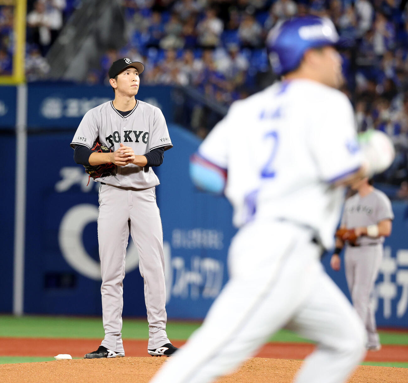 DeNA対巨人　1回裏DeNA1死、牧秀悟（手前）にソロ本塁打を許した戸郷翔征（撮影・浅見桂子）