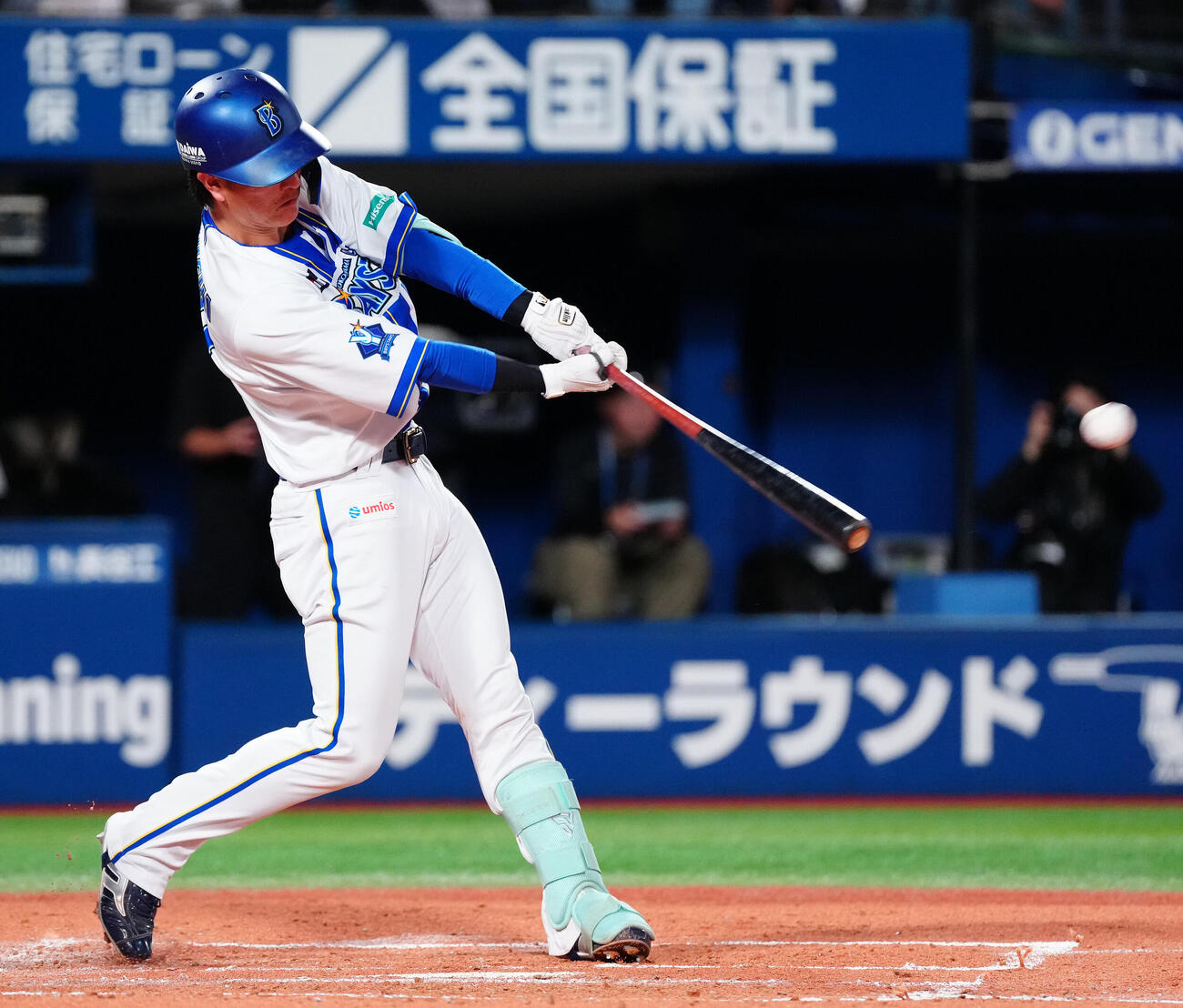 DeNA対巨人　1回裏DeNA2死一、二塁、適時打を放つ古市尊（撮影・鈴木みどり）
