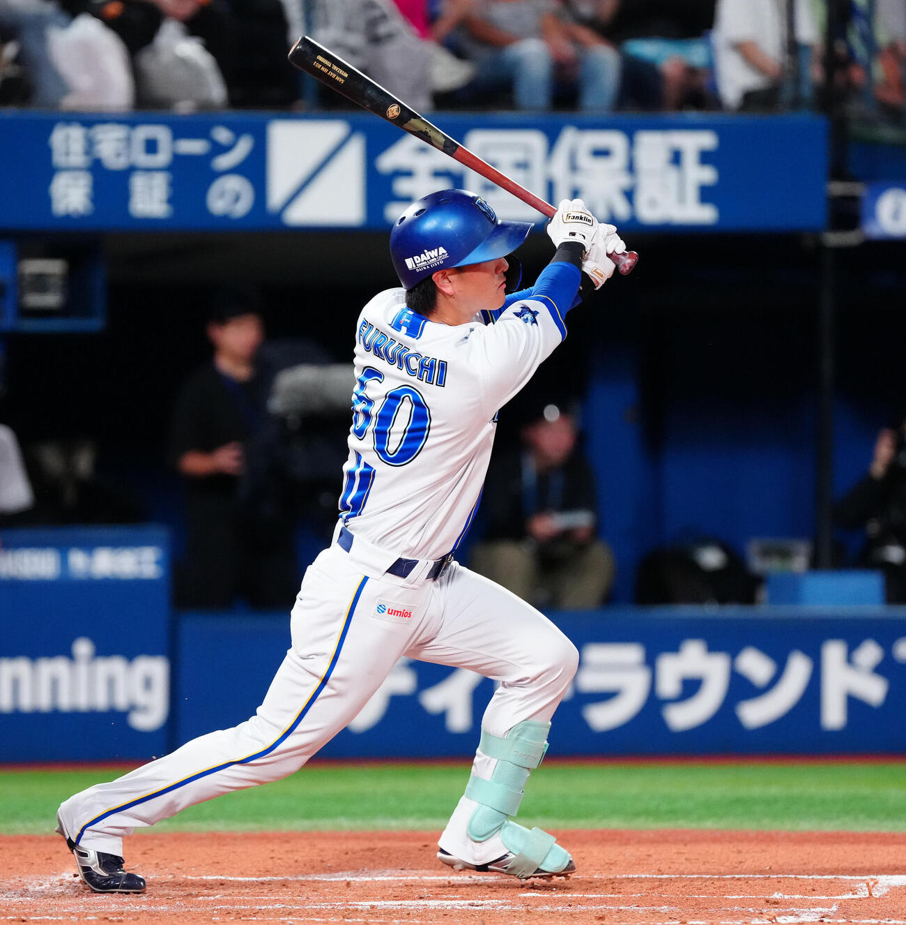 DeNA対巨人　1回裏DeNA2死一、二塁、適時打を放つ古市尊（撮影・鈴木みどり）