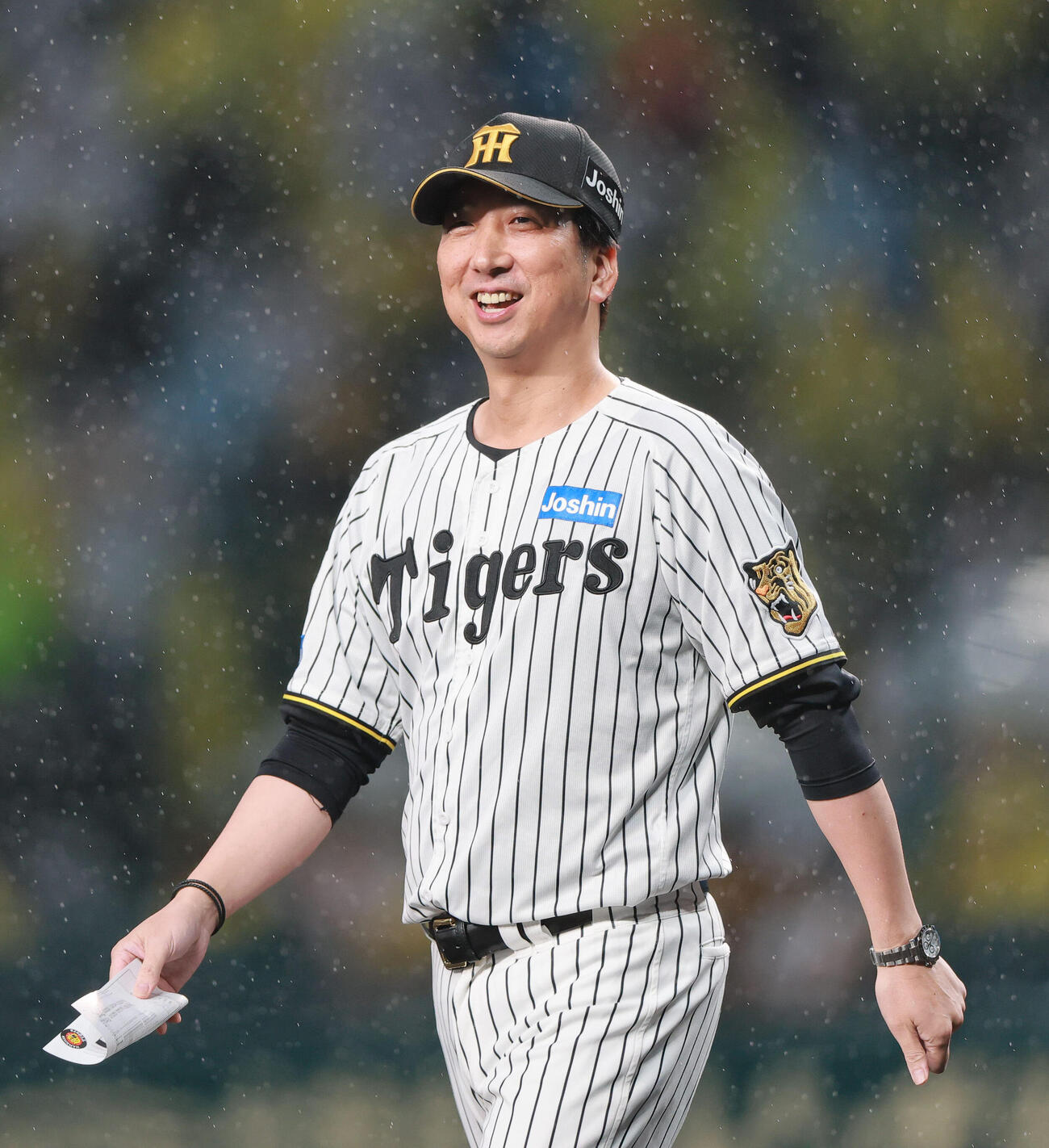 阪神対中日　メンバー表の最終確認でグラウンドに出て笑顔を見せる阪神藤川球児監督（撮影・上山淳一）