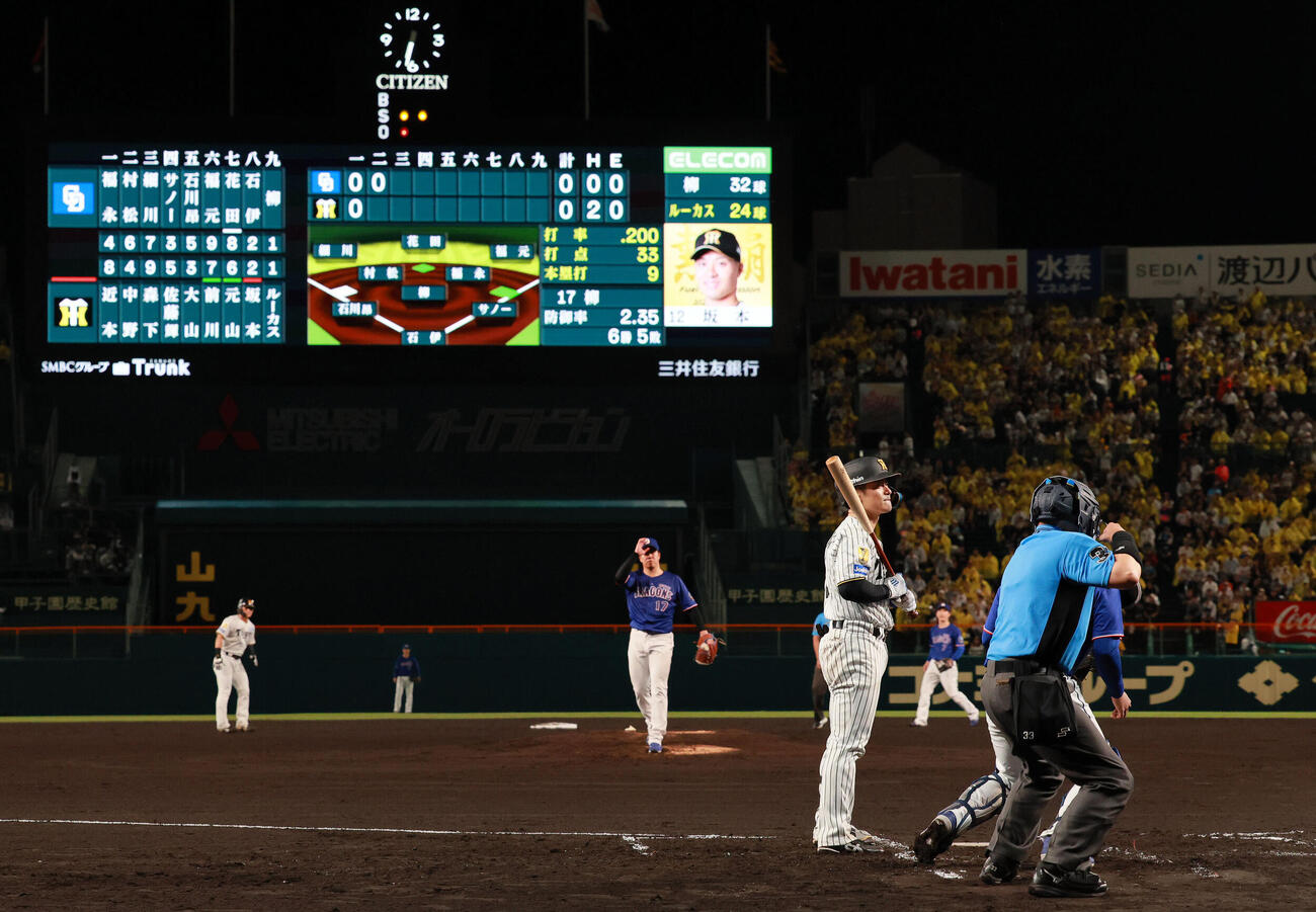 阪神対中日　2回裏阪神1死一、二塁、坂本誠志郎は見逃し三振に倒れる（撮影・上山淳一）