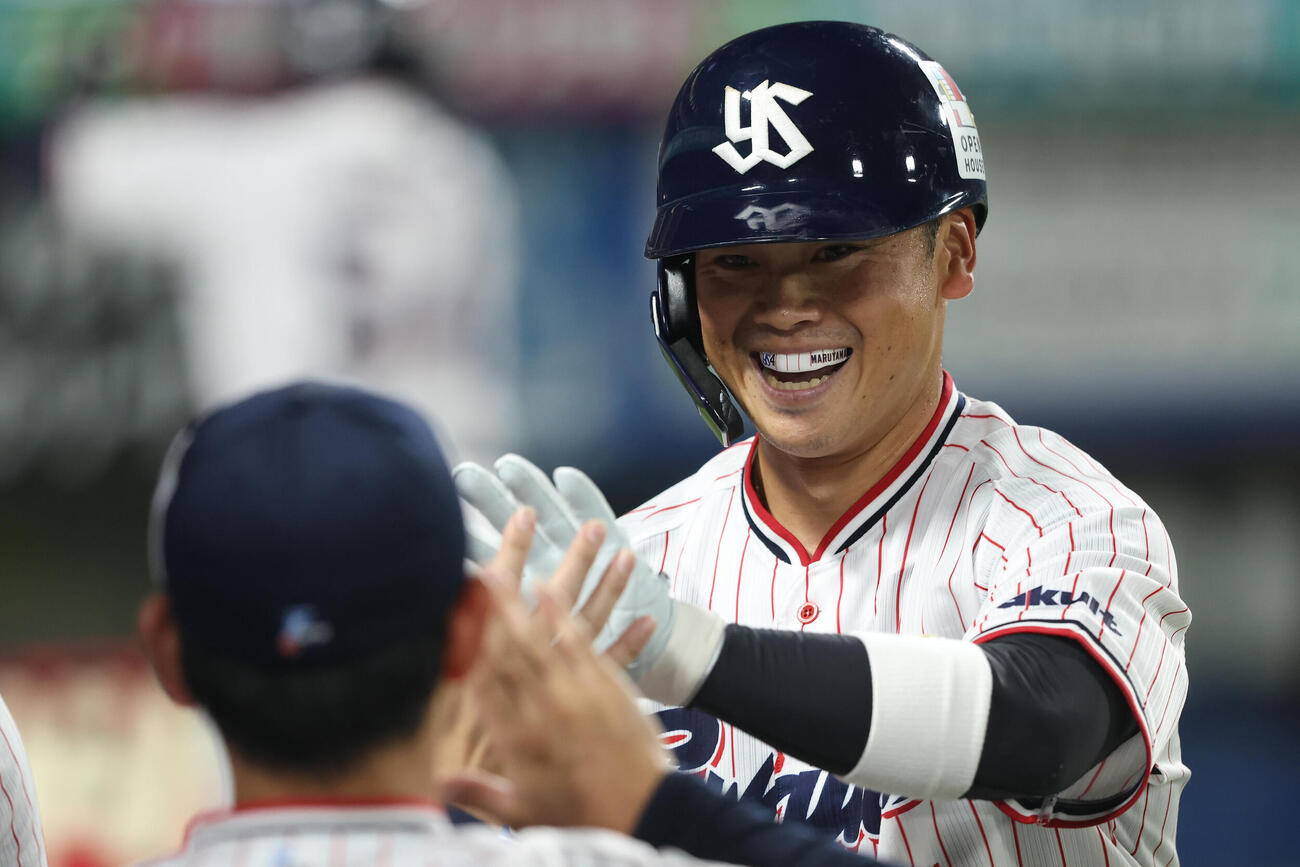 ヤクルト対広島　2回裏ヤクルト2死、右越えソロ本塁打で生還しチームメートに迎えられる丸山和郁（撮影・河田真司）