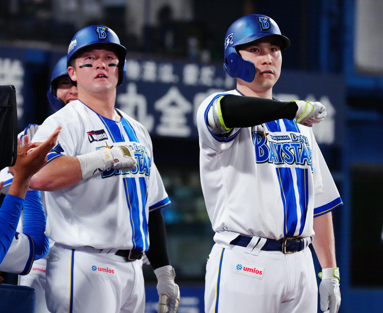 DeNA対巨人　2回裏DeNA無死一、二塁、3点本塁打を放った佐野恵太（右）は牧秀悟と一緒にデスターシャ（撮影・鈴木みどり）