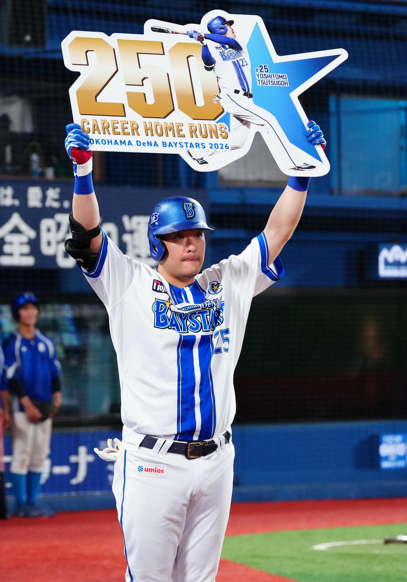 DeNA対巨人　2回裏DeNA無死、日本通算250本塁打となる本塁打を放った筒香嘉智はボードを掲げる（撮影・鈴木みどり）