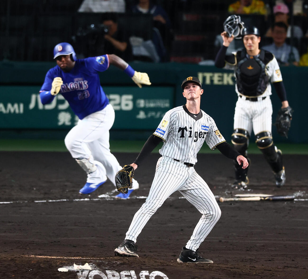 阪神対中日　4回表中日無死二、三塁、イーストン・ルーカスはミゲル・サノーの遊ゴロで先制点を許す(撮影・加藤哉）