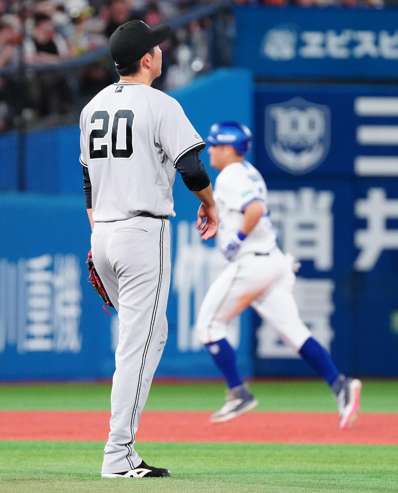 DeNA対巨人　2回裏DeNA無死、筒香嘉智にソロ本塁打を浴び、ぼうぜんとする戸郷翔征（撮影・鈴木みどり）