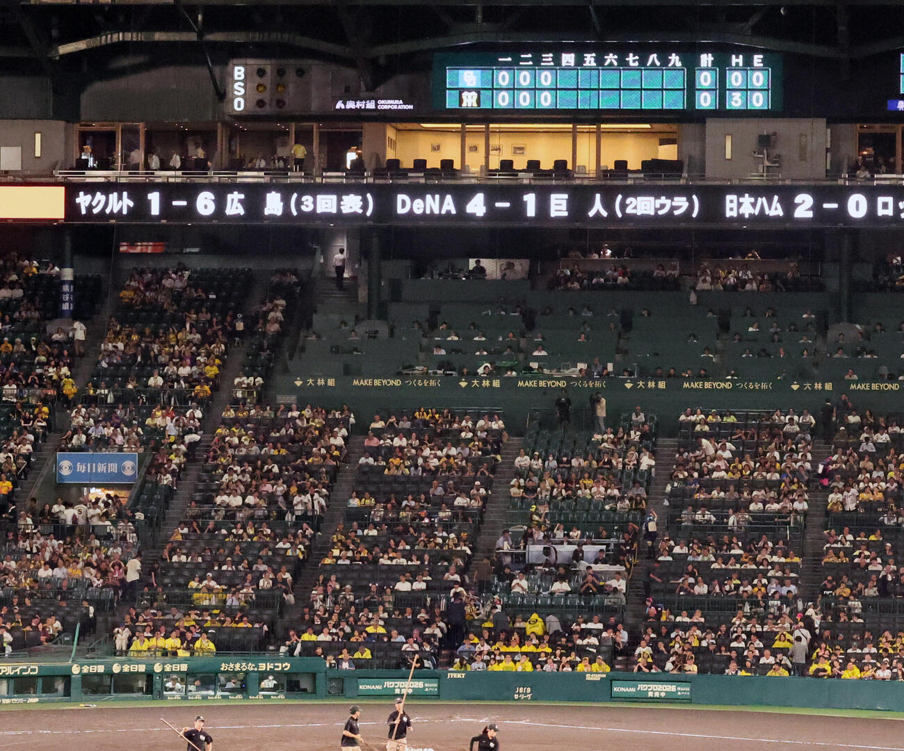 阪神対中日　3回裏を終え他球場の経過が電光掲示された甲子園球場(撮影・加藤哉）