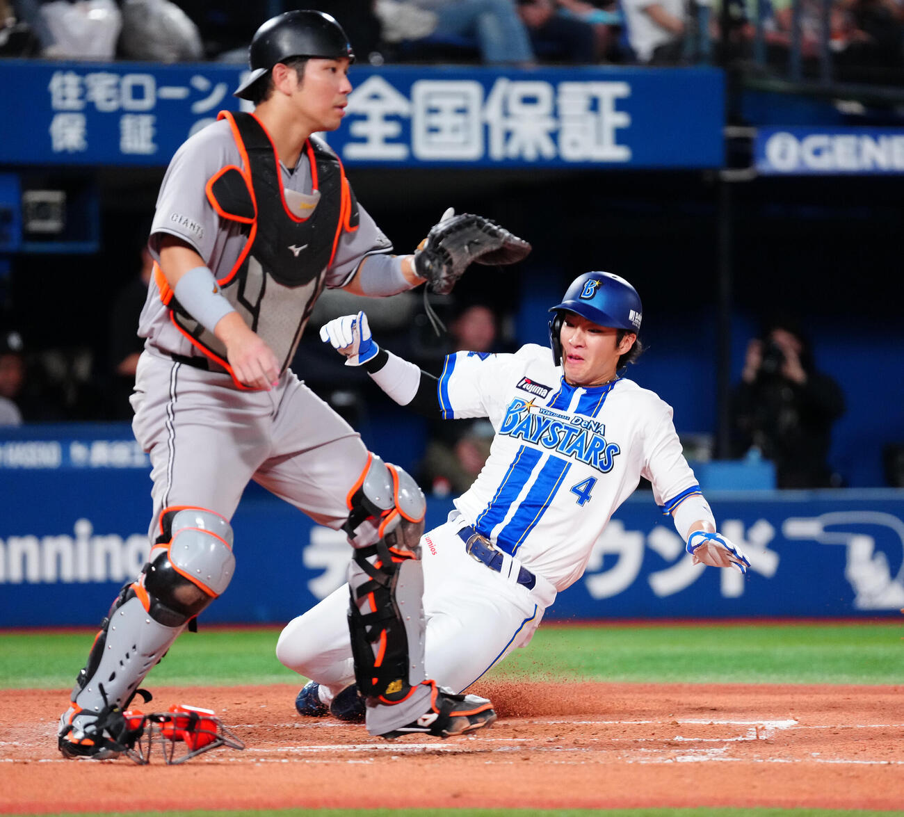 DeNA対巨人　3回裏DeNA2死一塁、佐野恵太の適時二塁打で生還する一塁走者度会隆輝。捕手大城卓三（撮影・鈴木みどり）