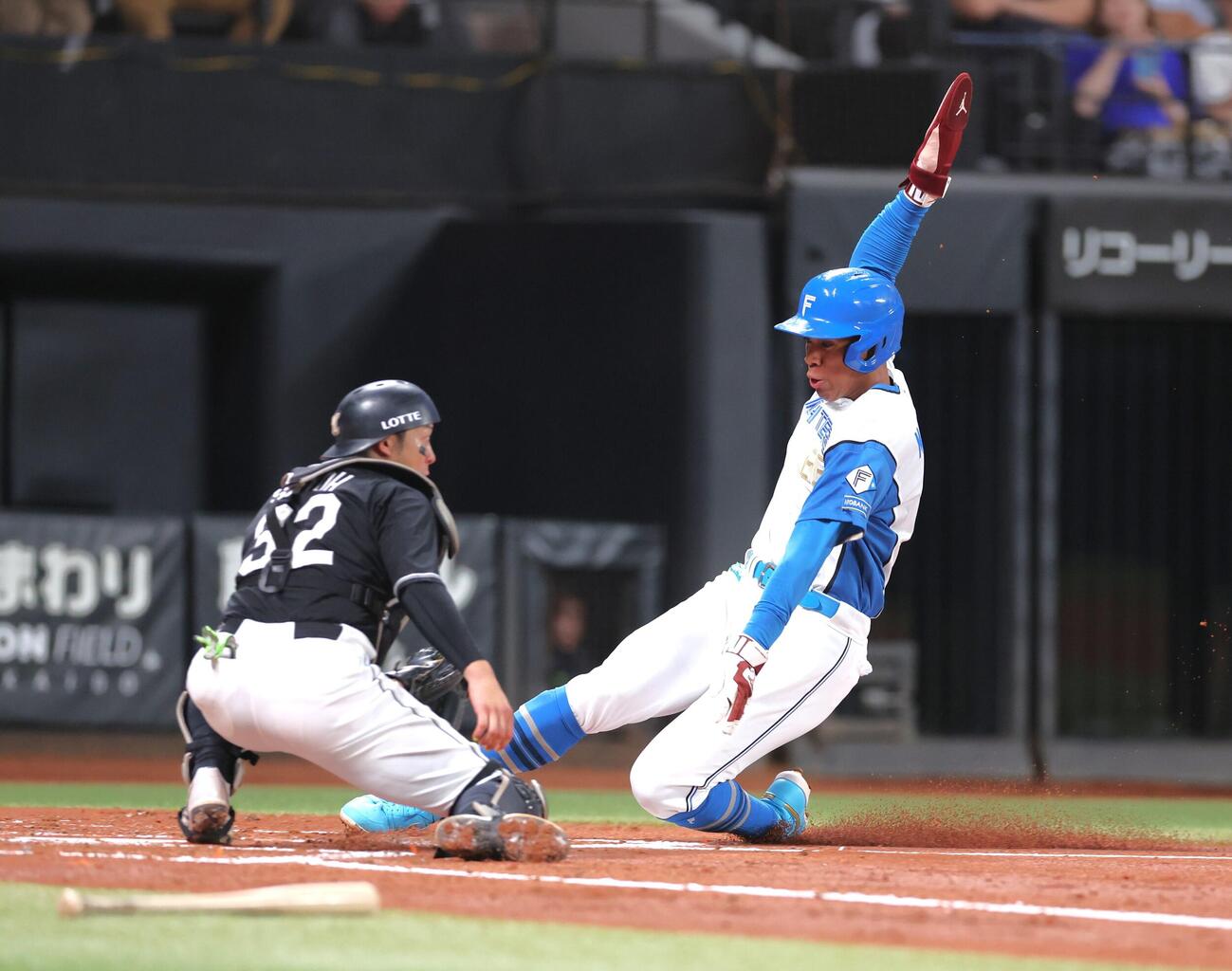 日本ハム対ロッテ　2回裏日本ハム1死満塁、大塚瑠晏の犠飛で生還する万波中正。捕手佐藤都志也（撮影・黒川智章）