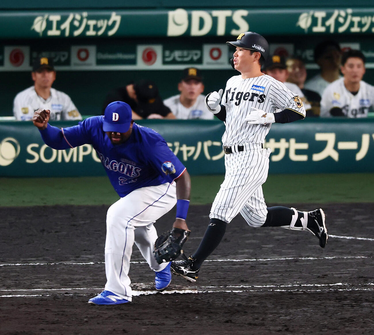 阪神対中日　4回裏阪神1死満塁、二ゴロ併殺に倒れた代打糸原健斗。一塁手はミゲル・サノー(撮影・加藤哉）