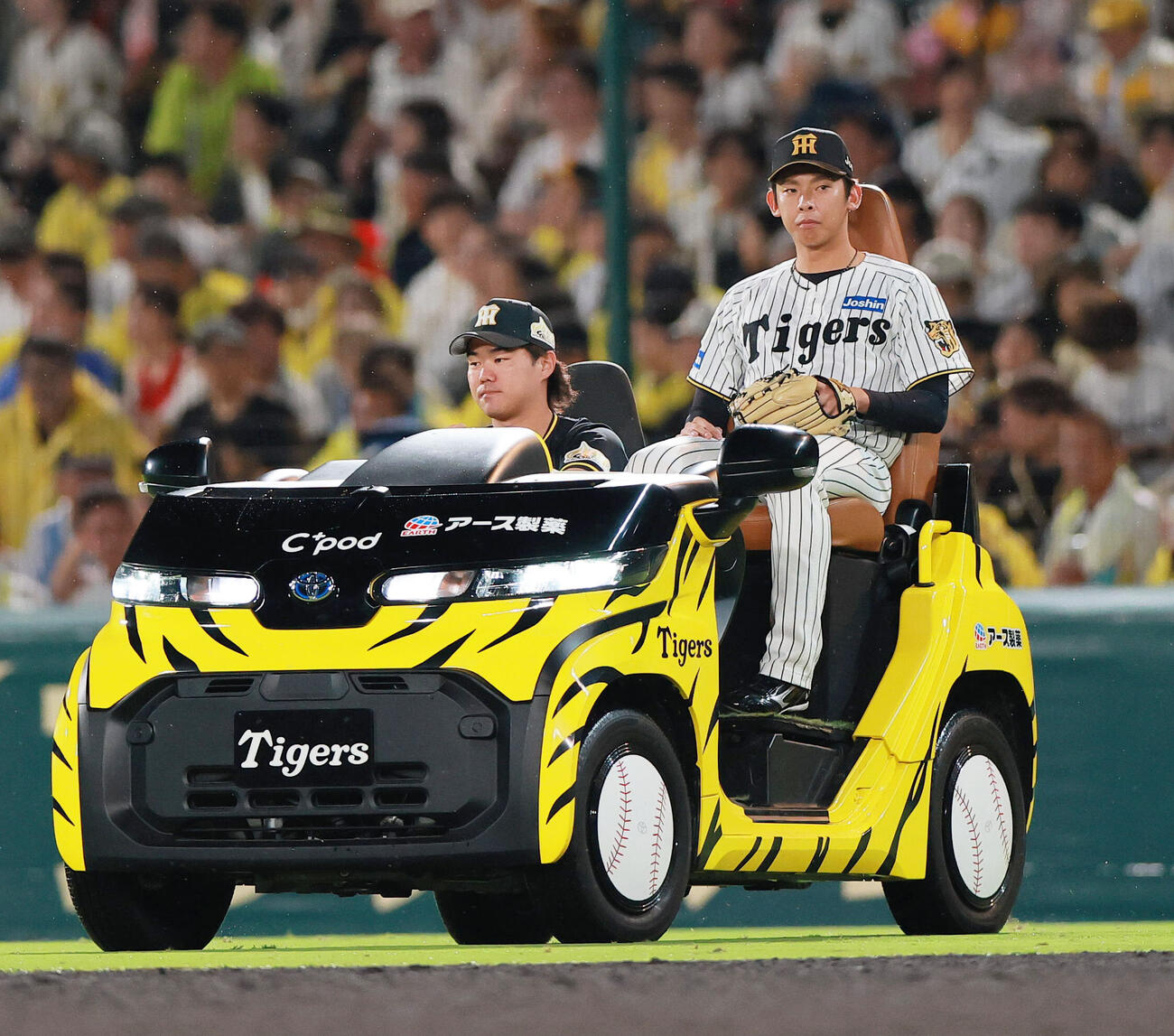 阪神対中日　4回表中日1死三塁、イーストン・ルーカスに代わり神宮僚介がコールされリリーフカーでマウンドに向かう（撮影・上山淳一）