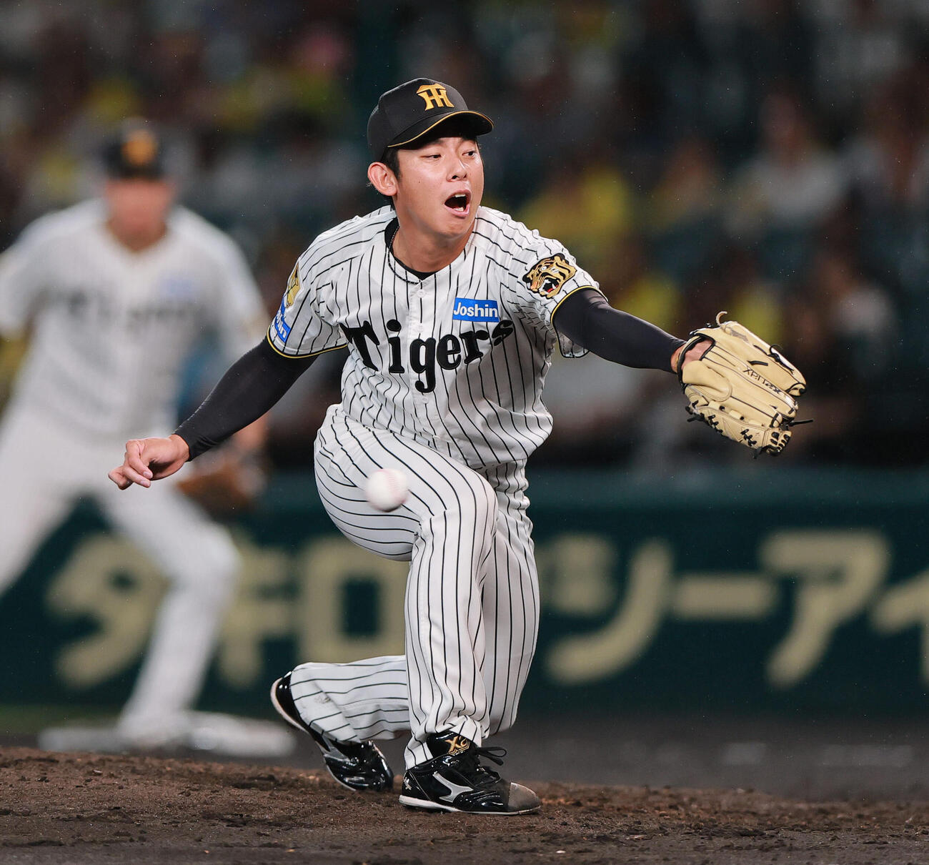 阪神対中日　4回表中日2死一塁、神宮僚介は福元悠真の打球に反応するがグラブで弾き内野安打となる（撮影・上山淳一）