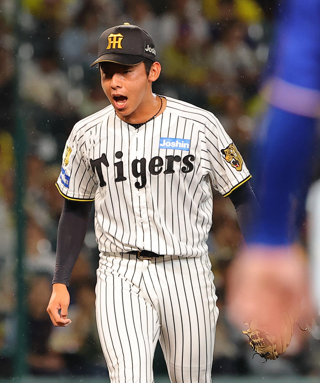 阪神対中日　4回表中日2死一、二塁、花田旭から三振を奪い雄たけびを上げる神宮僚介（撮影・上田博志）
