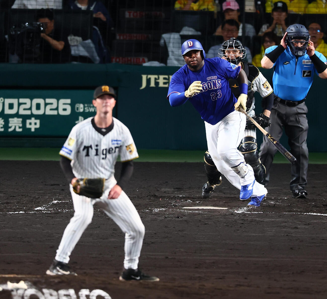阪神対中日　4回表中日無死二、三塁、ミゲル・サノーは遊ゴロを打ち先制点を挙げる。投手イーストン・ルーカス(撮影・加藤哉）