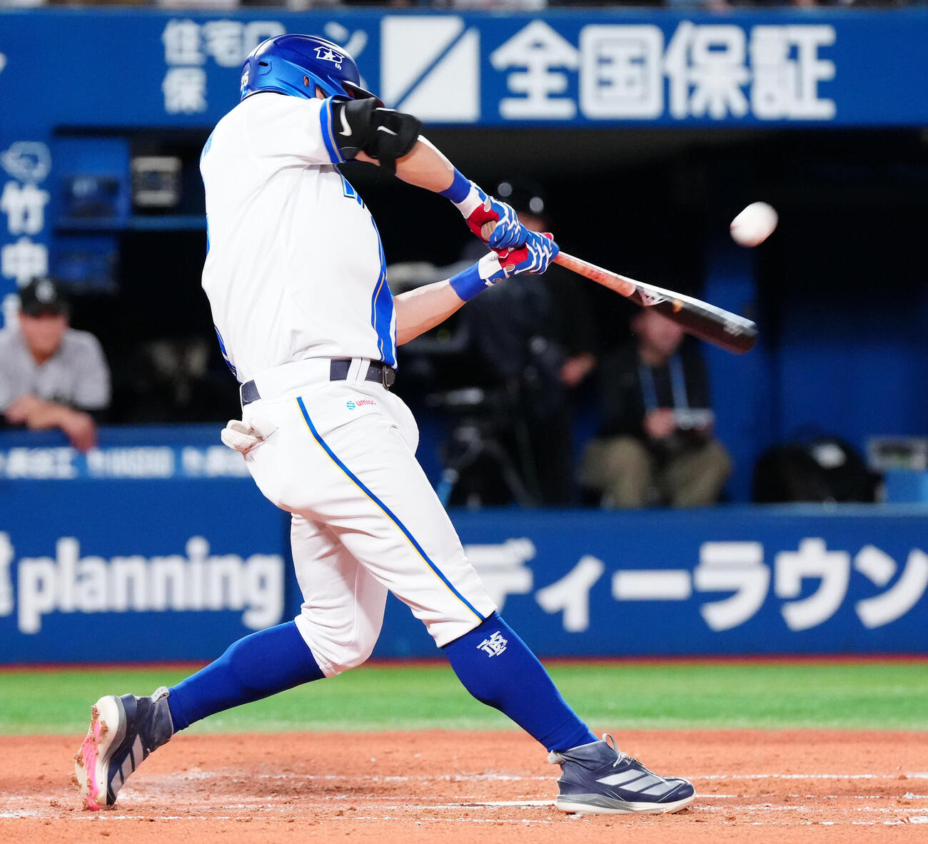 DeNA対巨人　2回裏DeNA無死、日本通算250本塁打となるソロ本塁打を放つ筒香嘉智（撮影・鈴木みどり）