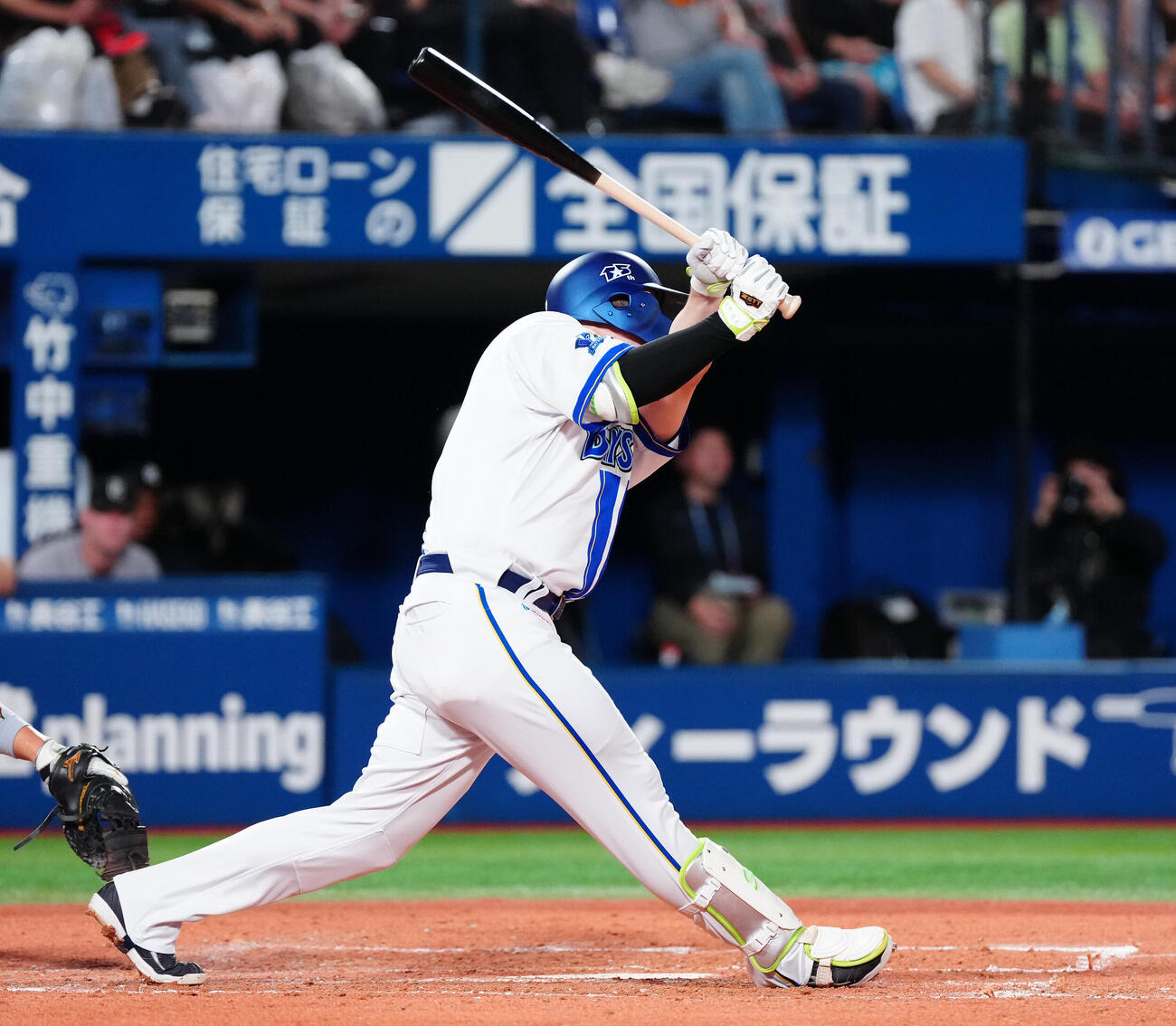 DeNA対巨人　3回裏DeNA2死一塁、適時二塁打を放つ佐野恵太（撮影・鈴木みどり）