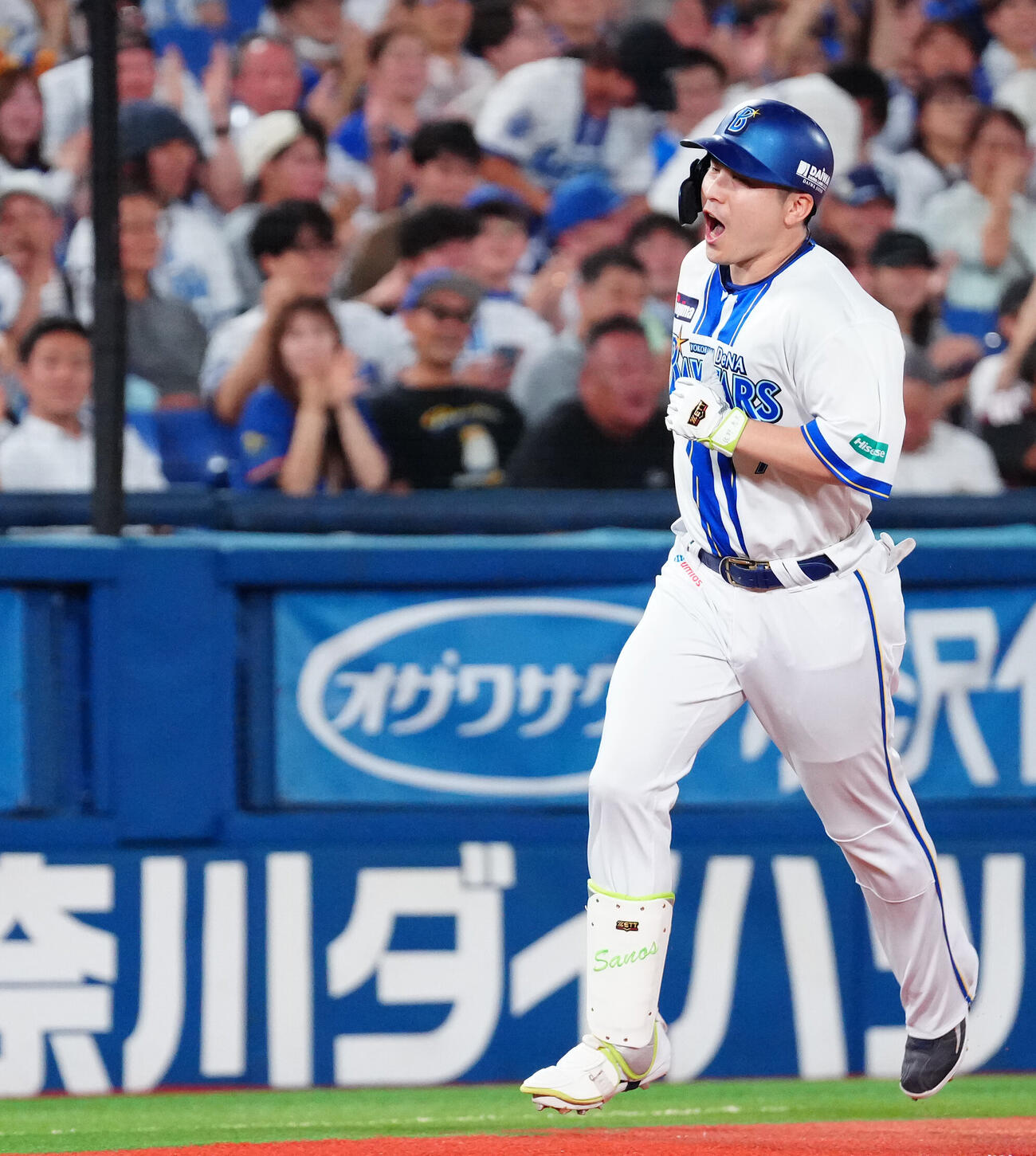 DeNA対巨人　2回裏DeNA無死一、二塁、3点本塁打を放った佐野恵太は雄たけびを上げながらダイヤモンドをまわる（撮影・鈴木みどり）