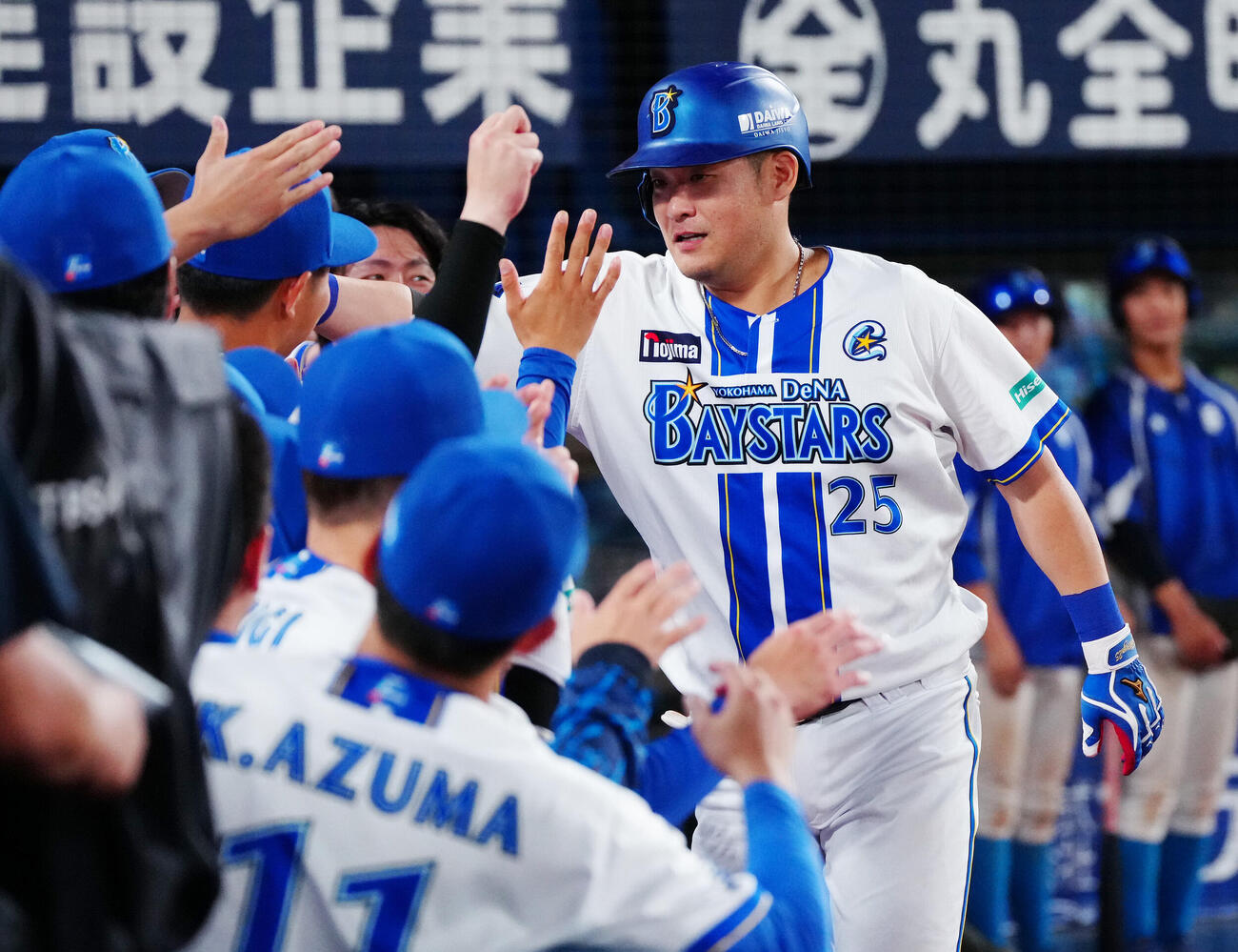 DeNA対巨人　2回裏DeNA無死、日本通算250本塁打となる本塁打を放った筒香嘉智はナインと笑顔でハイタッチ（撮影・鈴木みどり）