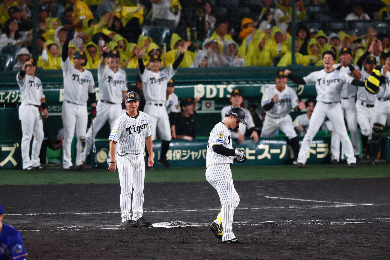 阪神対中日　5回裏阪神1死二塁、森下翔太は同点右前適時打を放つ(撮影・加藤哉）