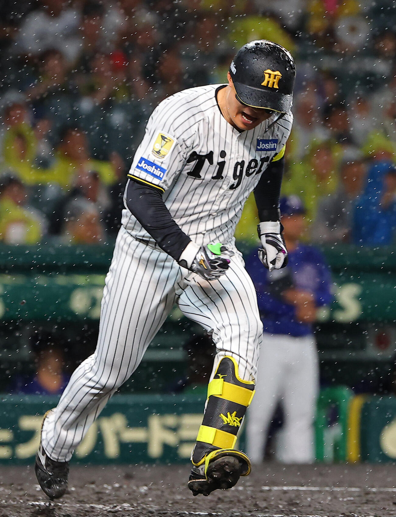 阪神対中日　5回裏阪神1死二塁、同点適時打を放った森下翔太はガッツポーズをする（撮影・上田博志）