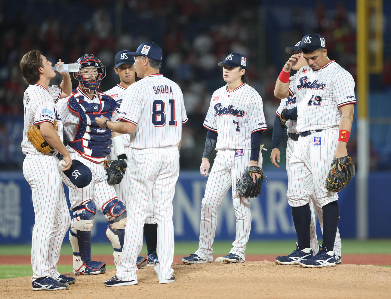 ヤクルト対広島　6回表、マウンドに集まるヤクルトナイン（撮影・河田真司）