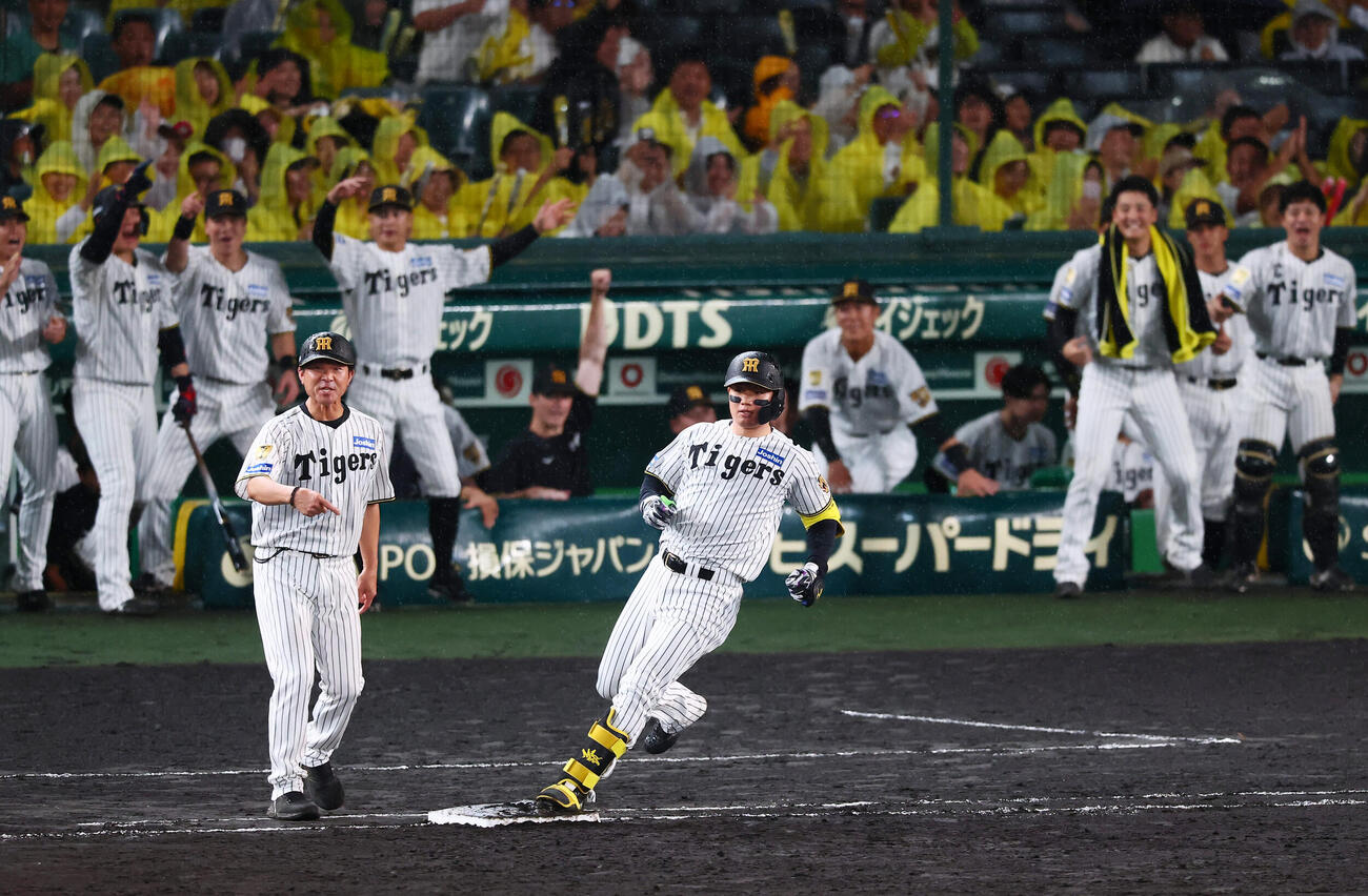 阪神対中日　5回裏阪神1死二塁、森下翔太は同点右前適時打を放つ(撮影・加藤哉）